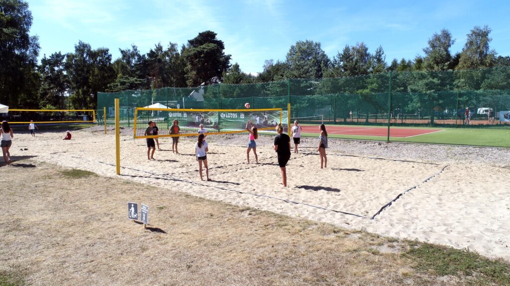 Strefa sportowa Hotelu Galion z boiskiem do siatkówki plażowej.