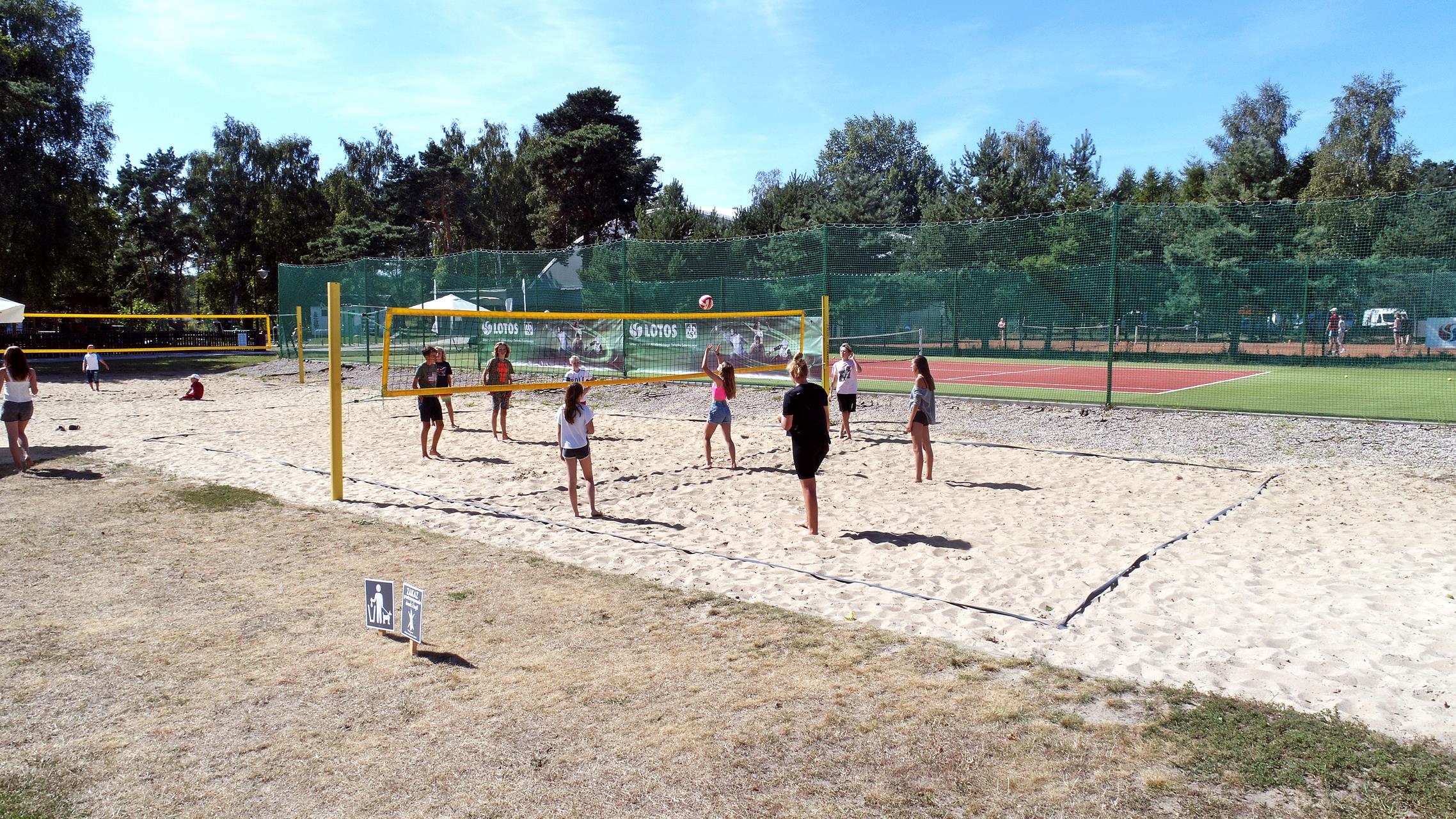 Strefa sportowa Hotelu Galion z boiskiem do siatkówki plażowej.