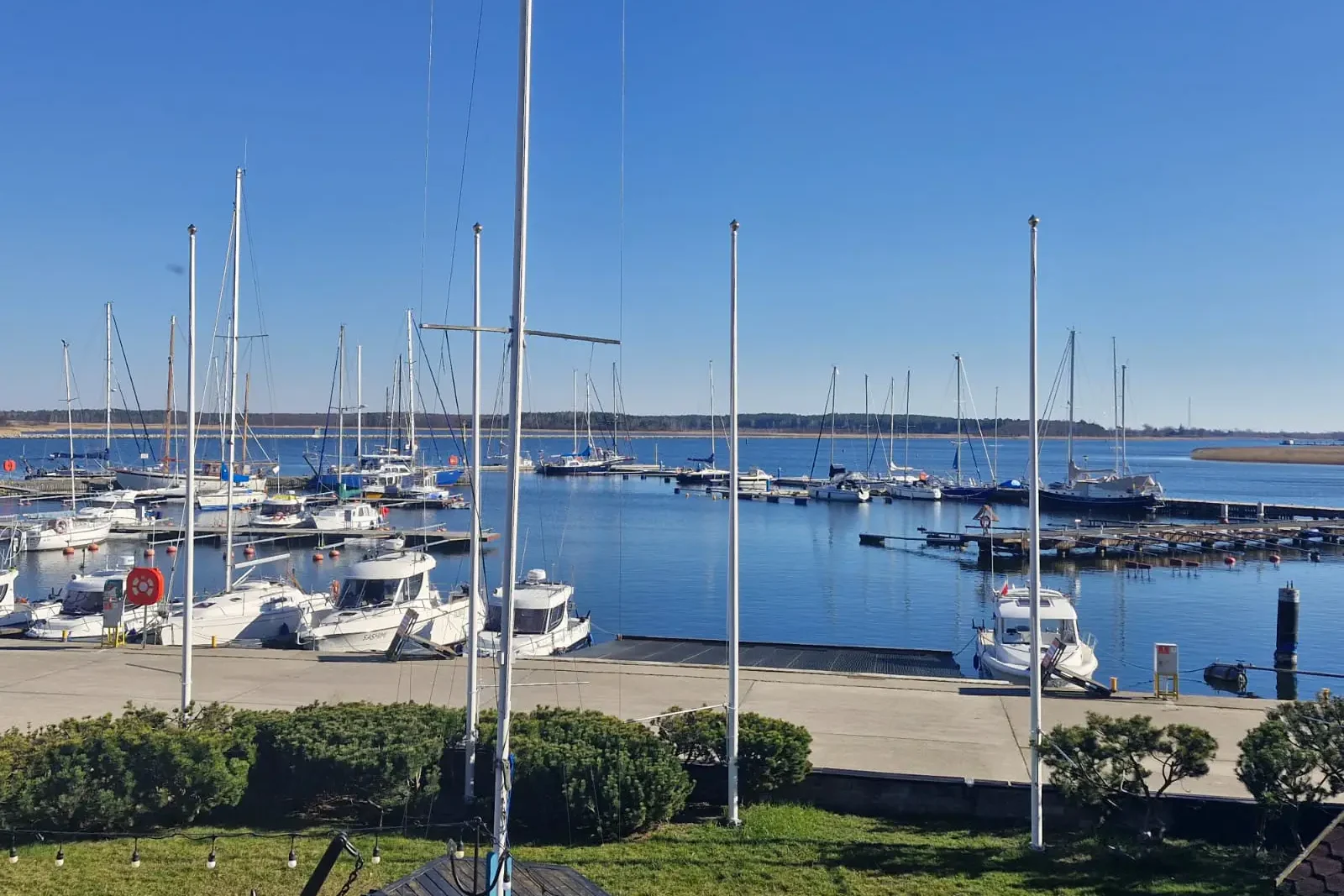 Marina Hotelu Galion z zacumowanymi jachtami w Gdańsku.