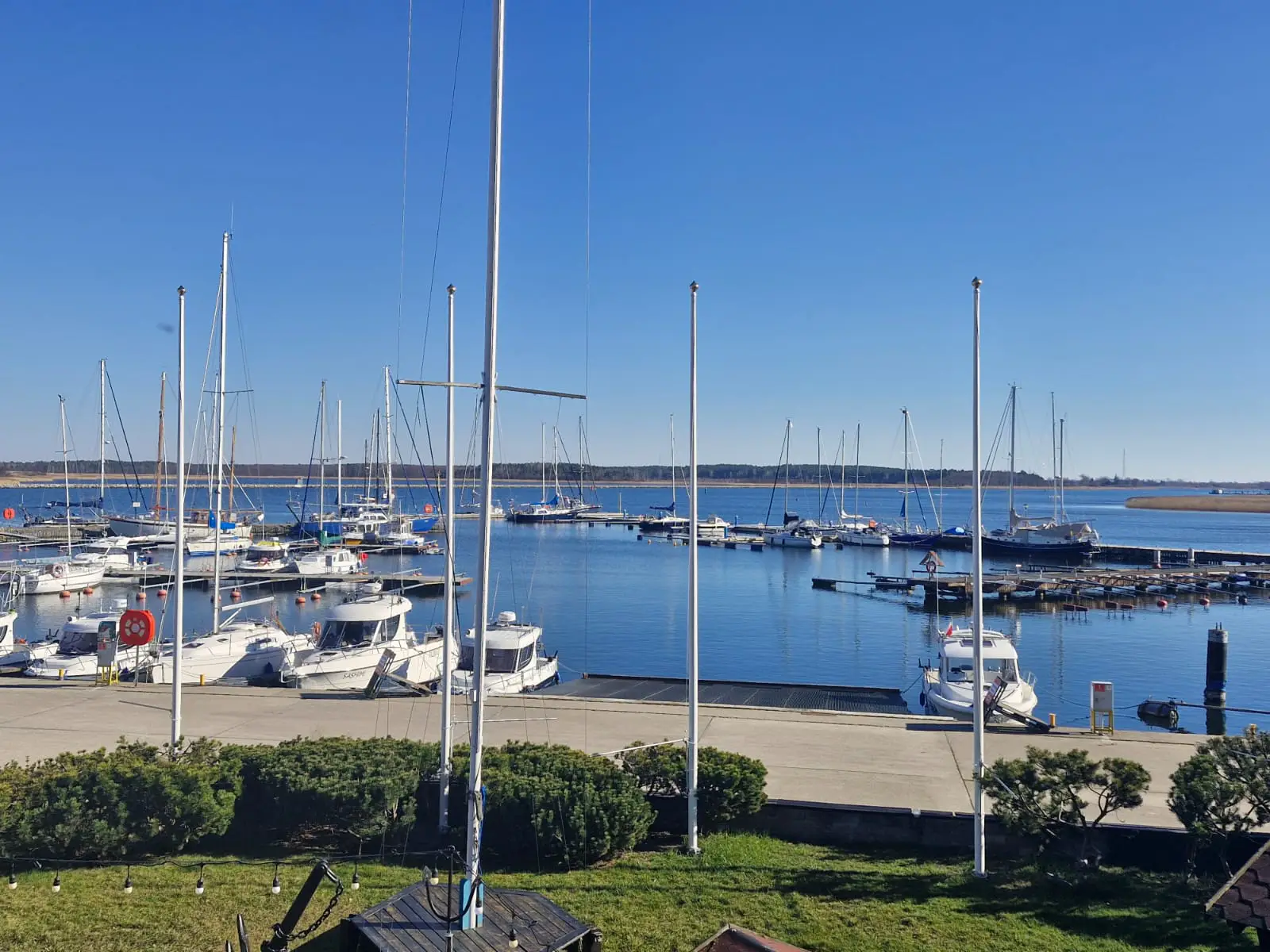 Marina Hotelu Galion z zacumowanymi jachtami w Gdańsku.