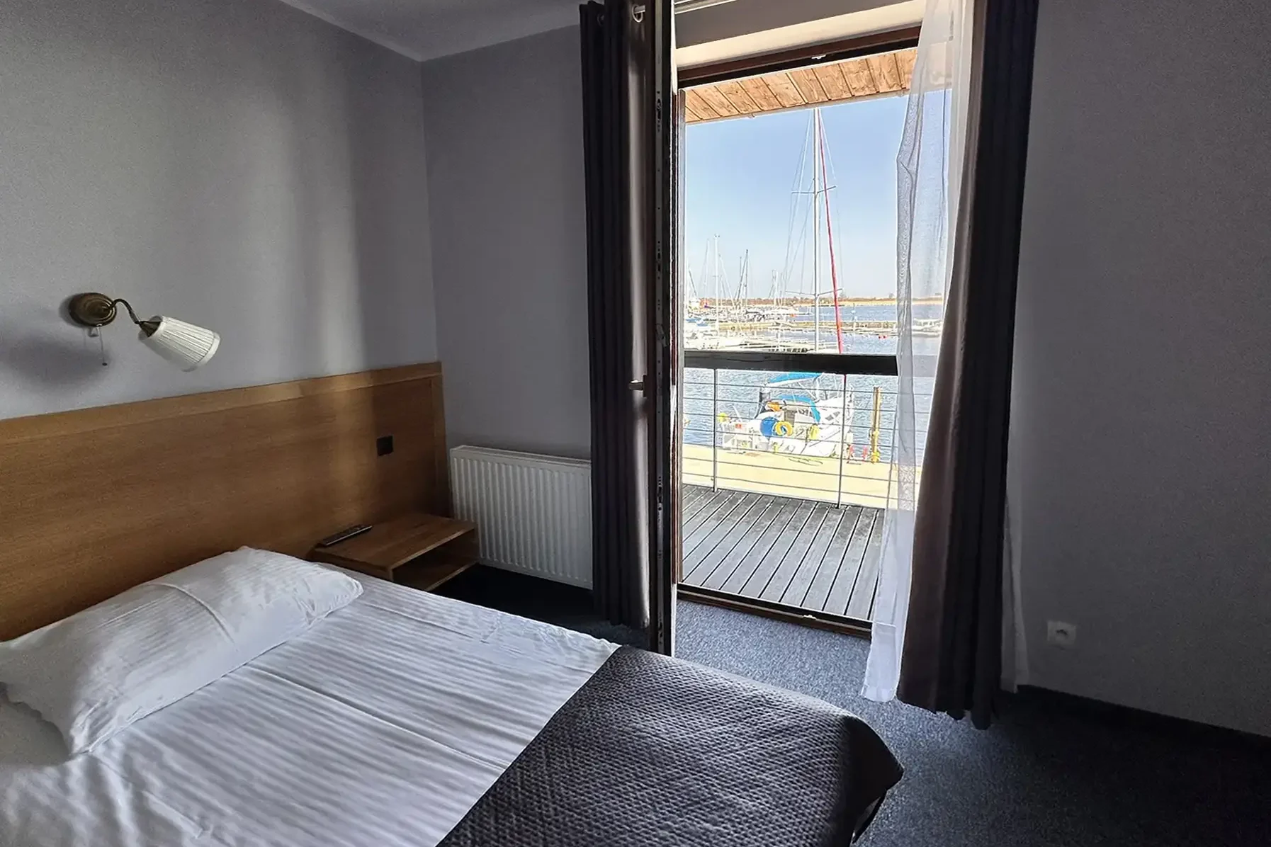 Pokój hotelowy z balkonem i widokiem na marinę w Hotelu Galion w Gdańsku.