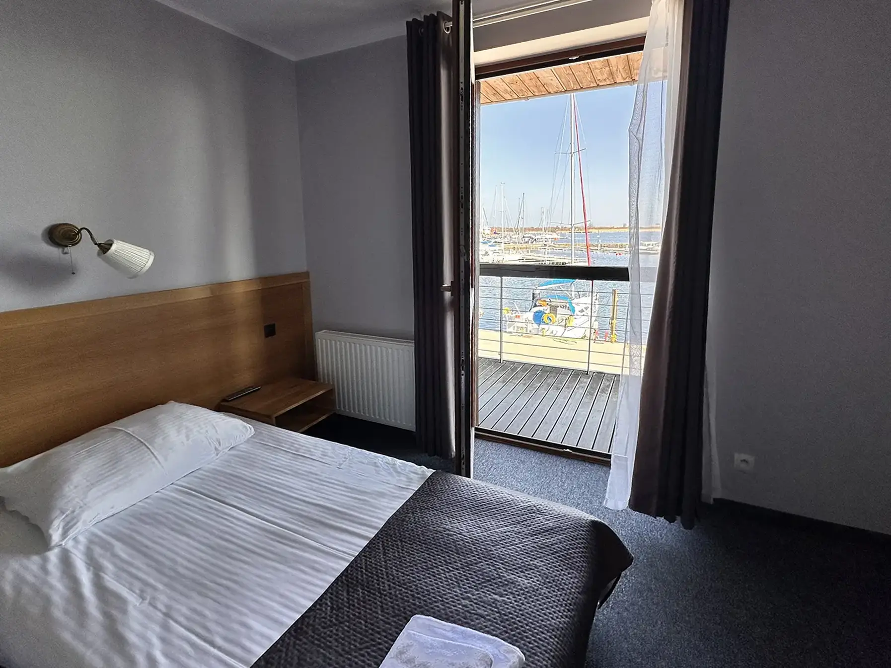 Pokój hotelowy z balkonem i widokiem na marinę w Hotelu Galion w Gdańsku.