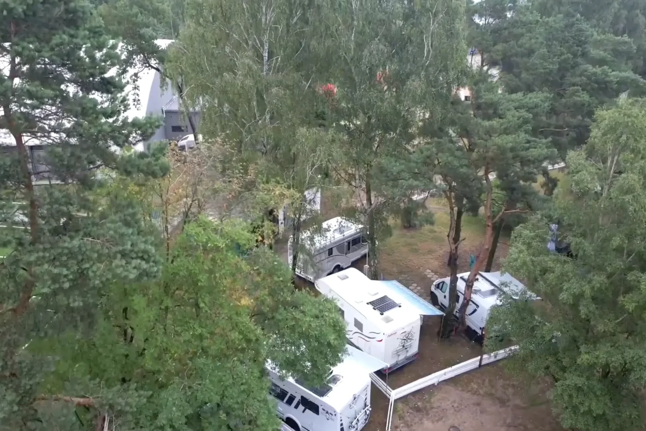 Stanowiska campingowe Hotelu Galion wśród drzew – widok z lotu ptaka.