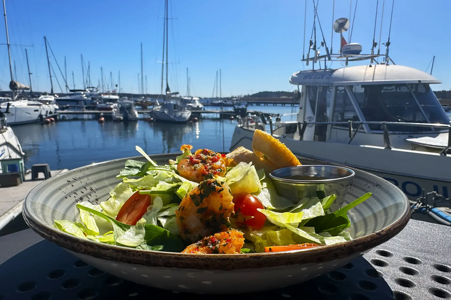 Danie serwowane w restauracji Hotelu Galion z widokiem na marinę w Gdańsku.