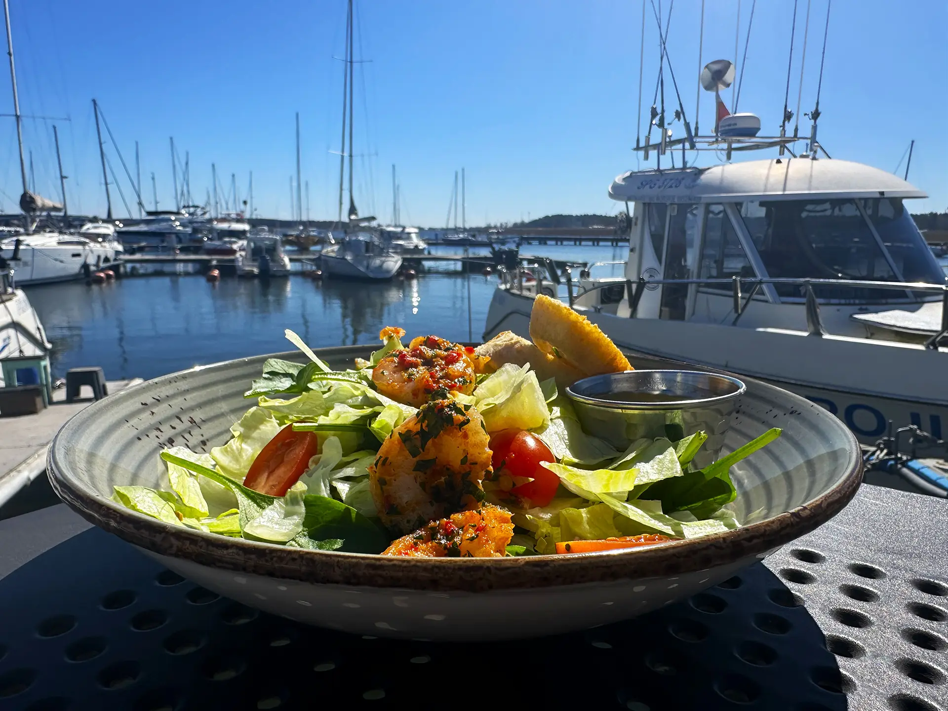 Danie serwowane w restauracji Hotelu Galion z widokiem na marinę w Gdańsku.