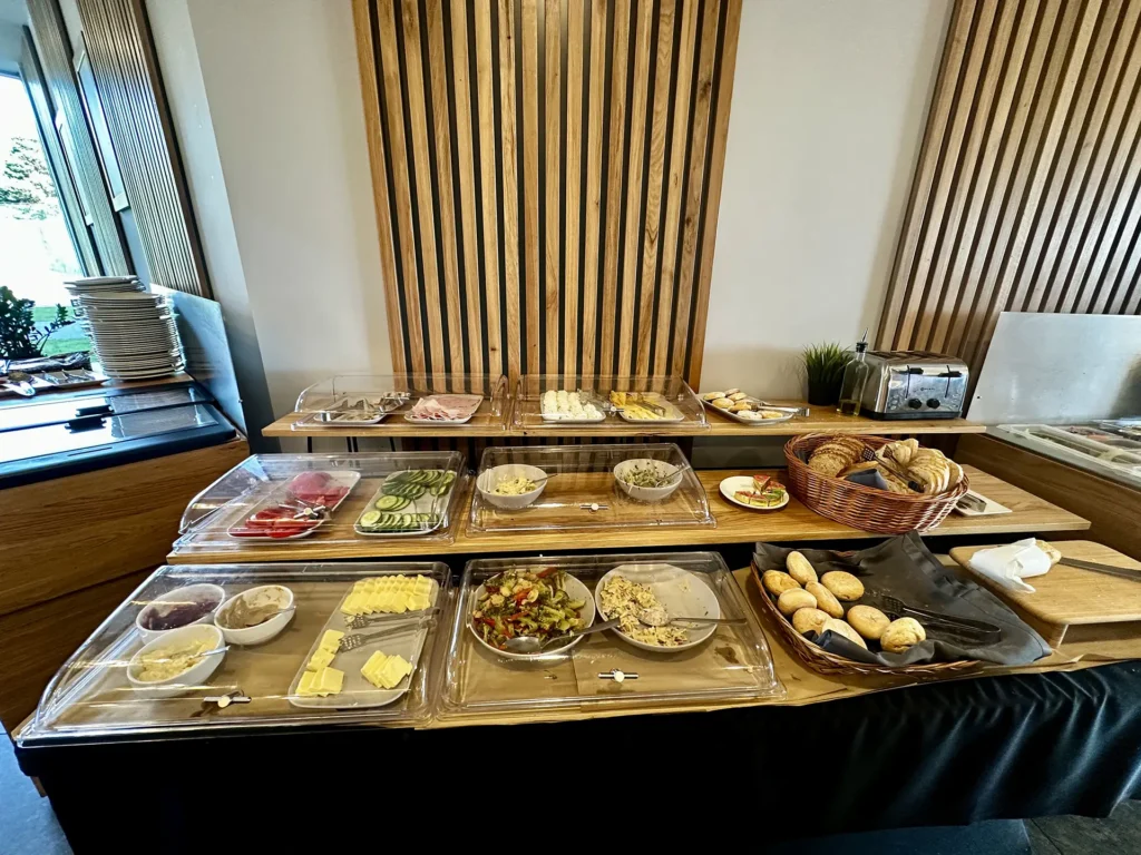Śniadaniowy bufet z wyborem świeżych produktów i przekąsek